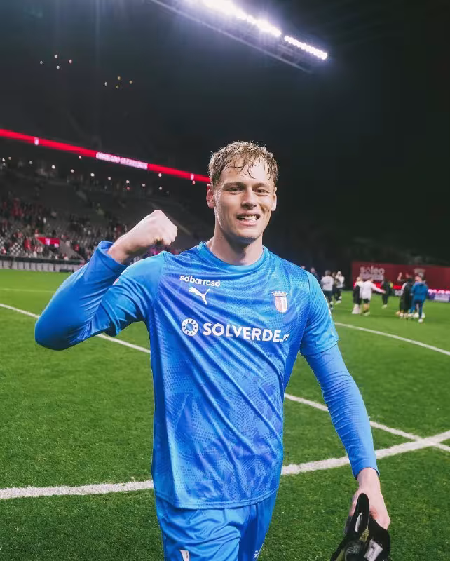 Nyukasl darvozabon Lukas Gornichekni kuzatmoqda